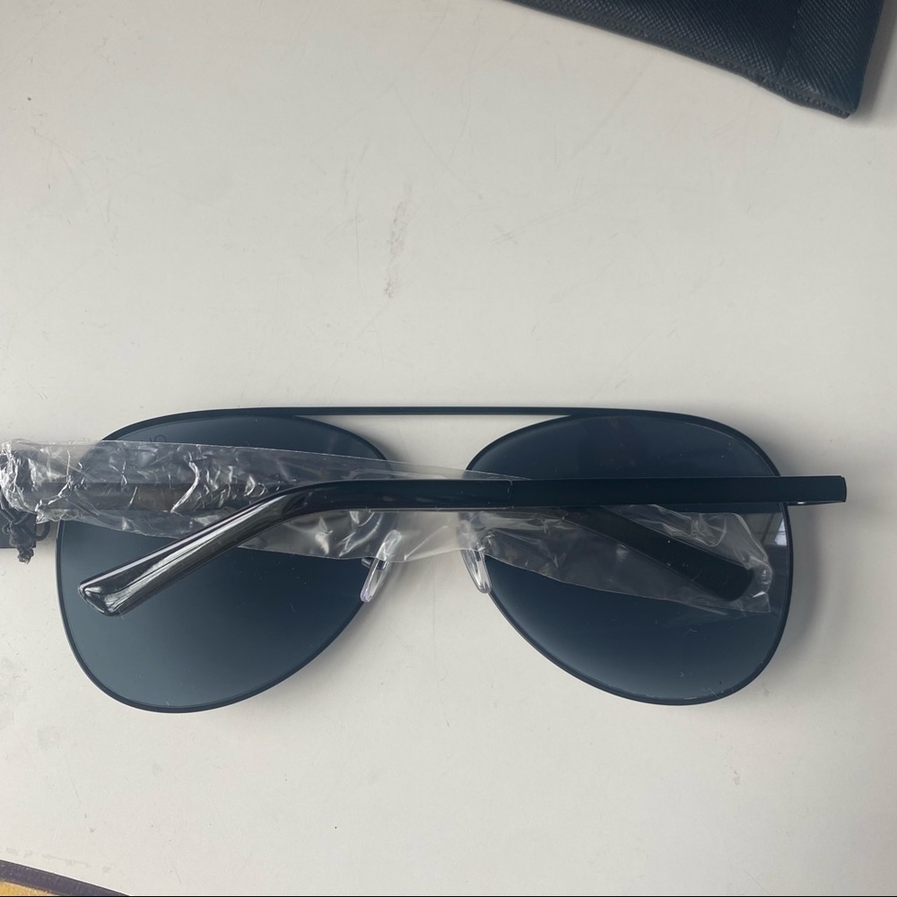 Quay Australia sunglasses - Picture 2 of 3